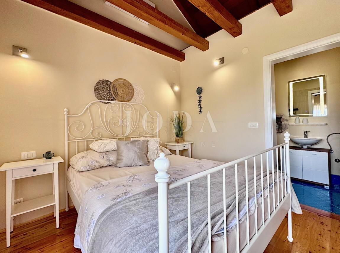 Grižane – Proprietà con due case in pietra e terreno