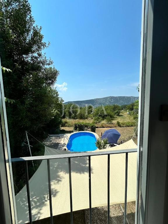 Grižane – Proprietà con due case in pietra e terreno