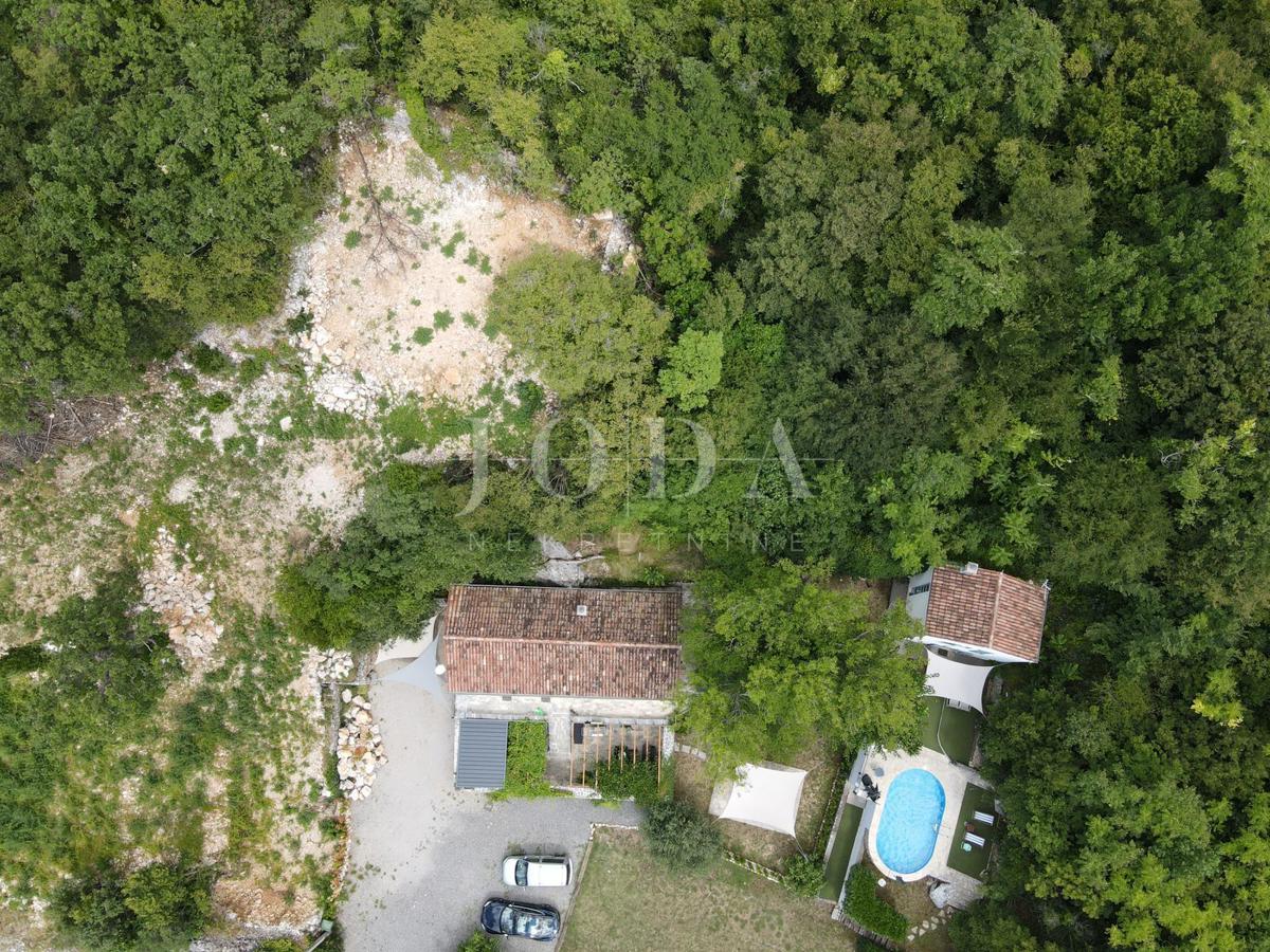 Grižane – Proprietà con due case in pietra e terreno