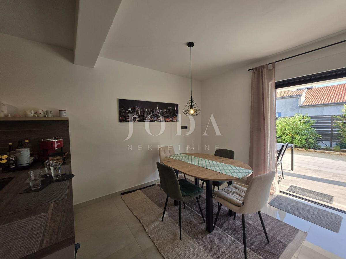 Novi Vinodolski, nuova costruzione, appartamento al piano terra con giardino