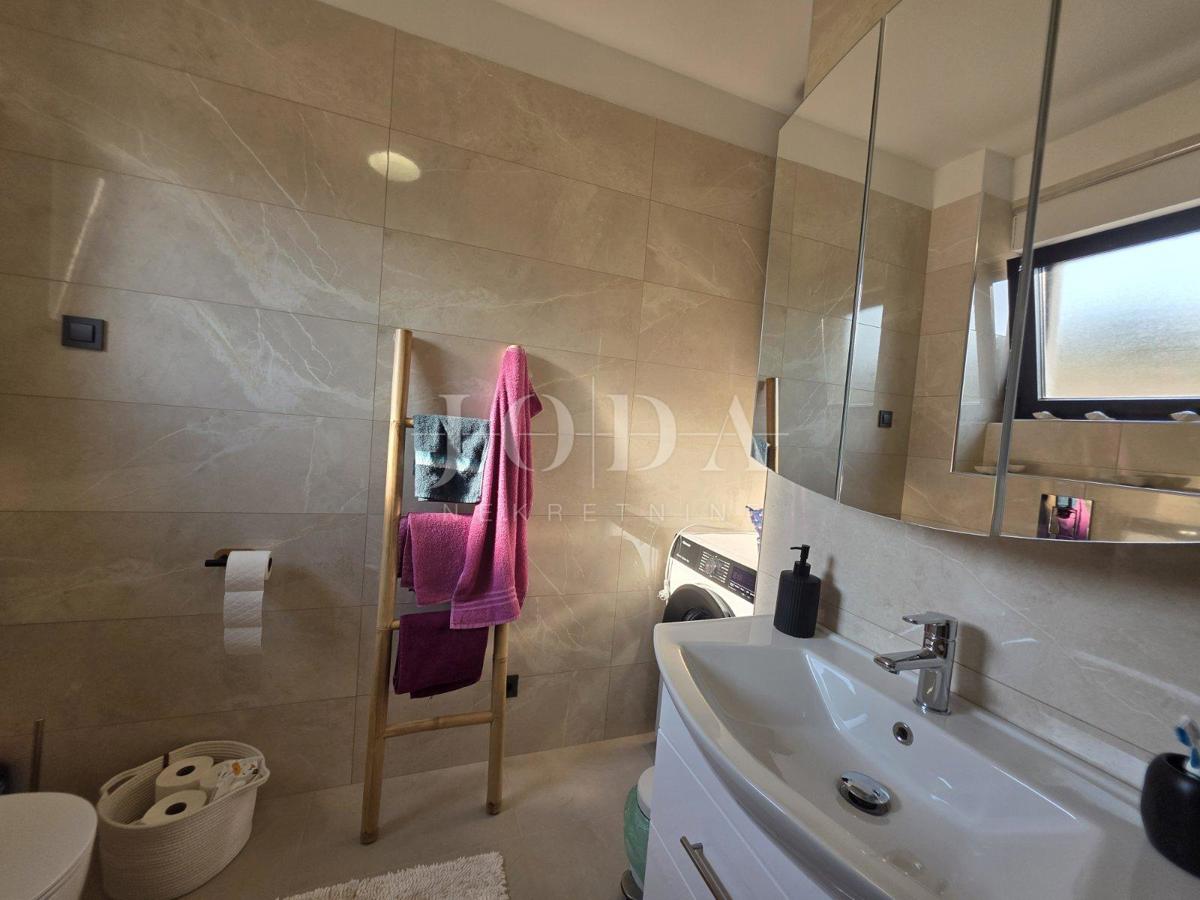 Novi Vinodolski, nuova costruzione, appartamento al piano terra con giardino