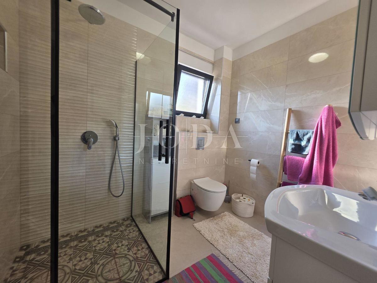 Novi Vinodolski, nuova costruzione, appartamento al piano terra con giardino