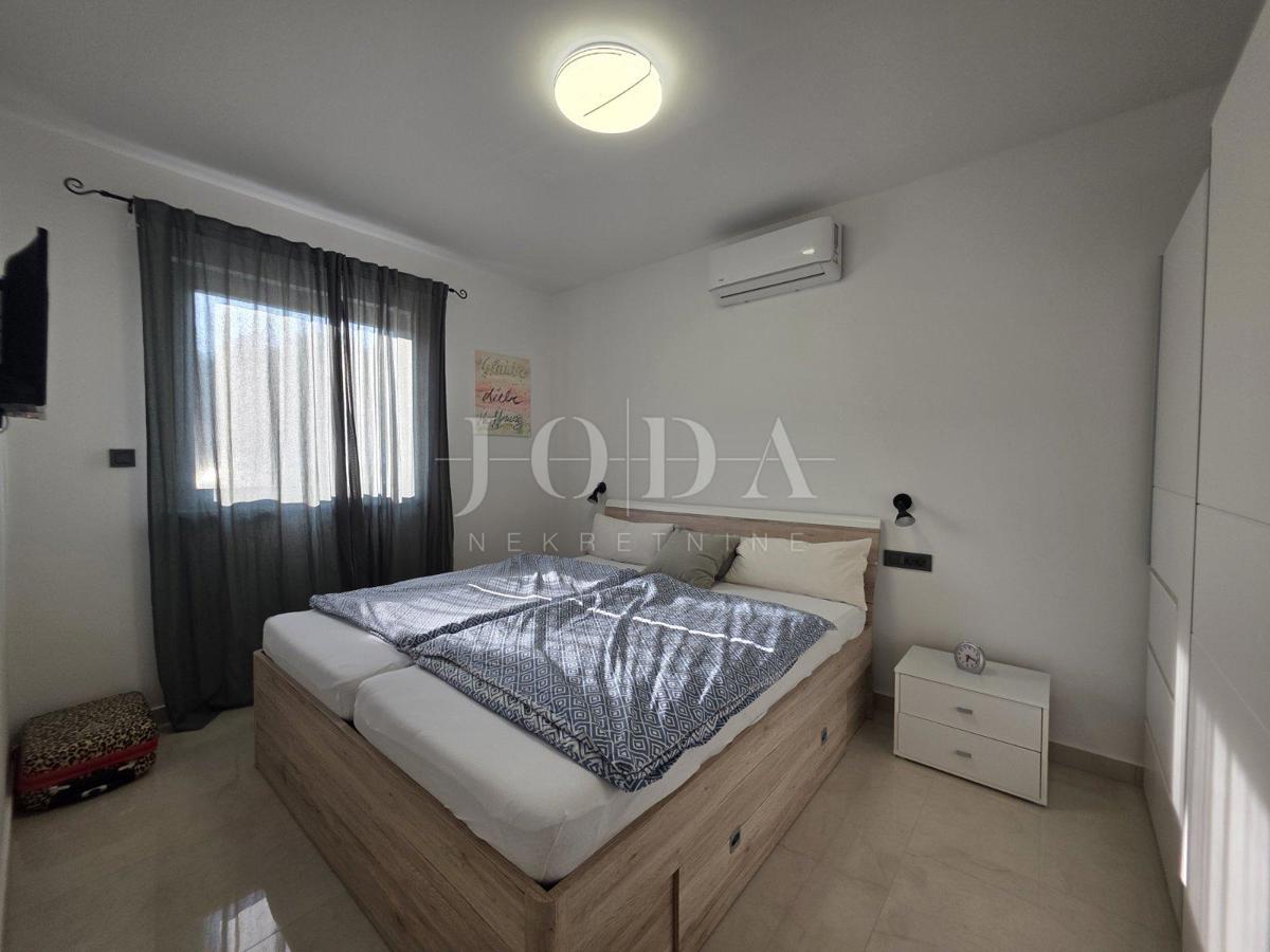 Novi Vinodolski, nuova costruzione, appartamento al piano terra con giardino