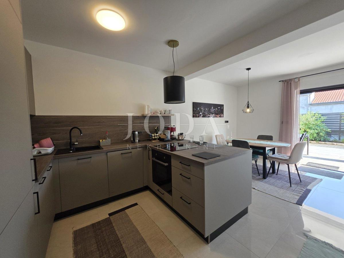 Novi Vinodolski, nuova costruzione, appartamento al piano terra con giardino