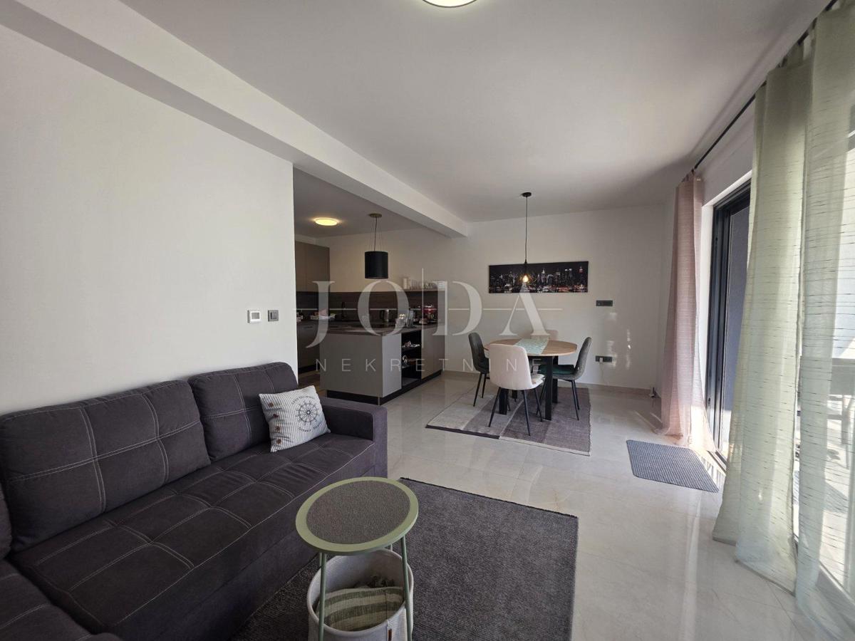 Novi Vinodolski, nuova costruzione, appartamento al piano terra con giardino