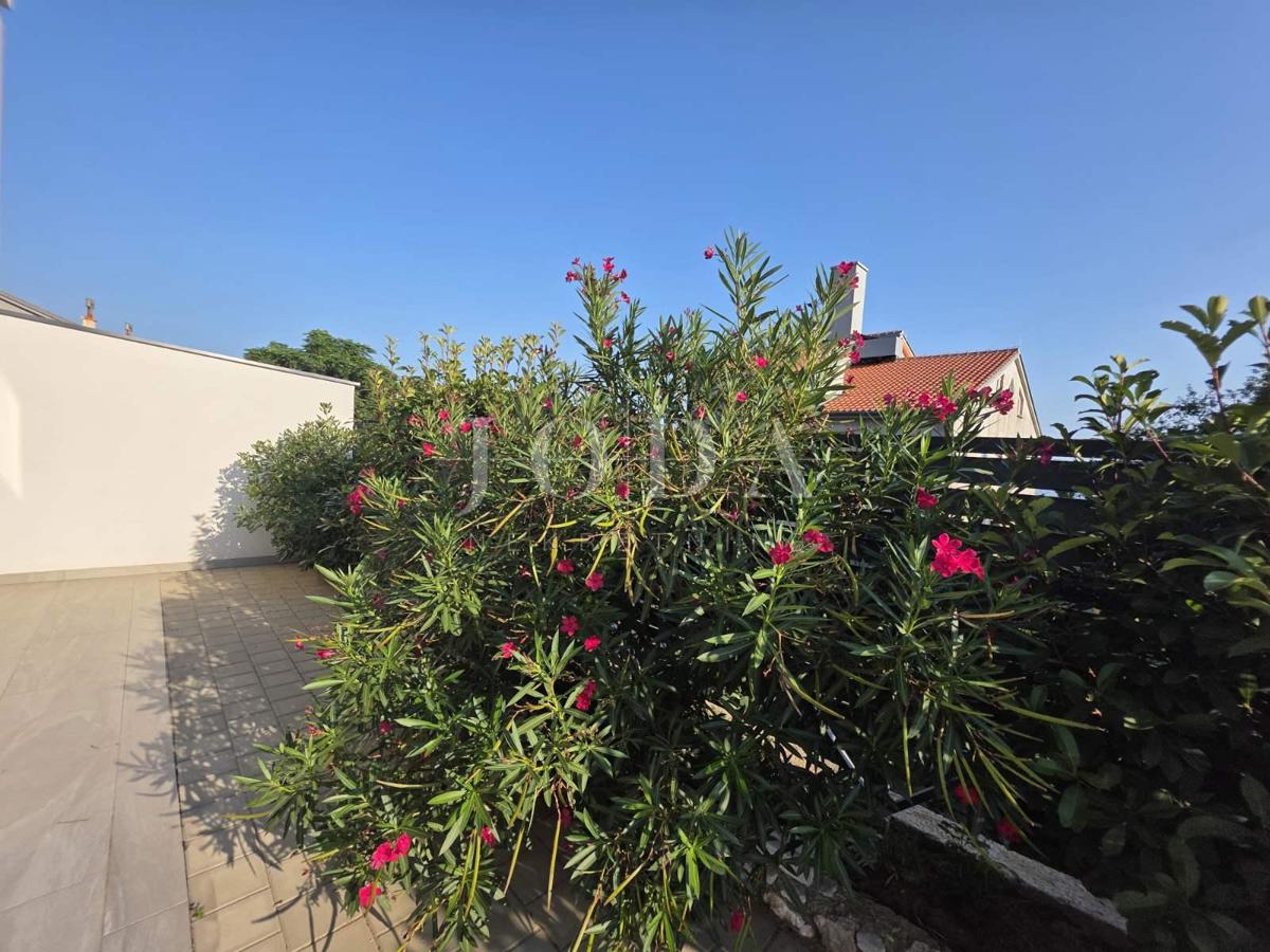 Novi Vinodolski, nuova costruzione, appartamento al piano terra con giardino