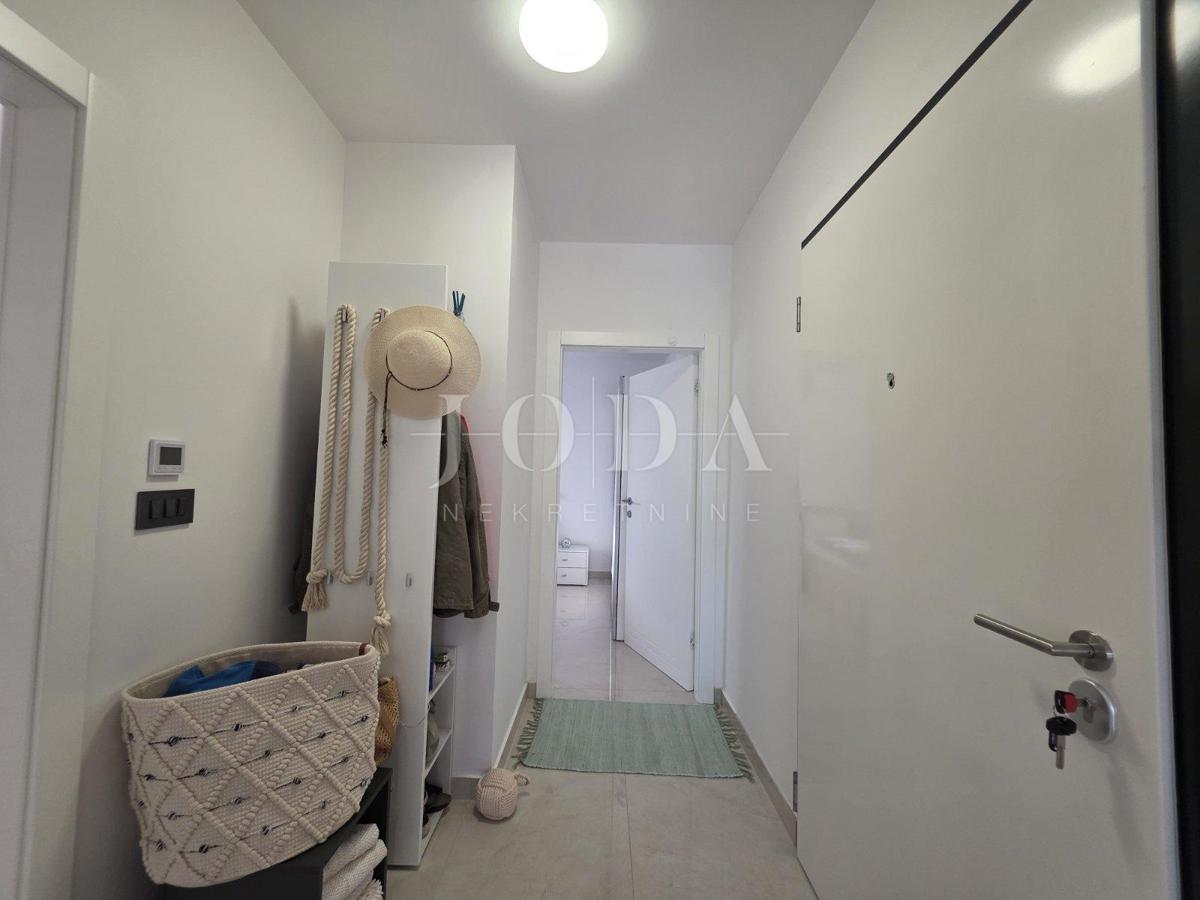 Novi Vinodolski, nuova costruzione, appartamento al piano terra con giardino