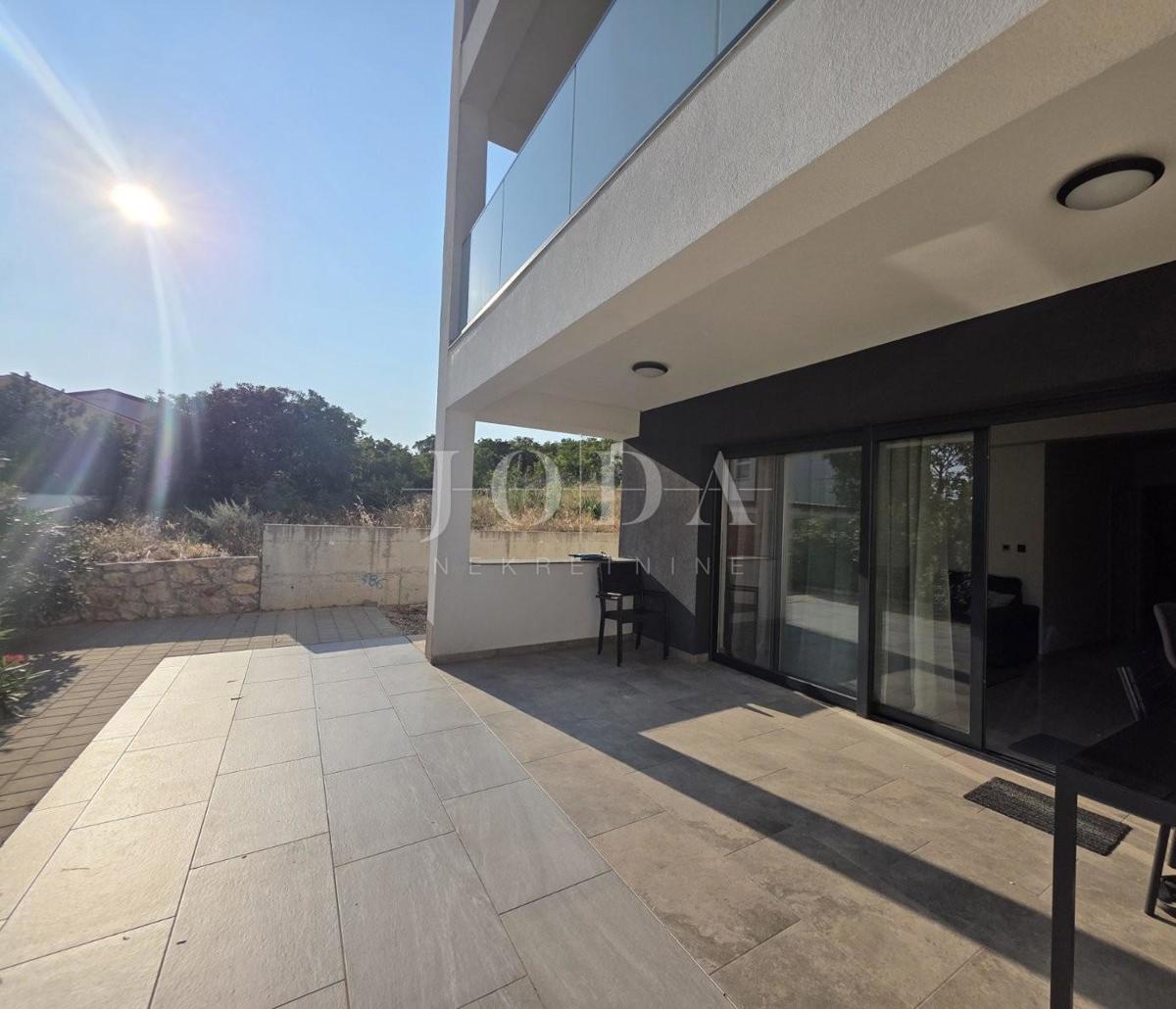 Novi Vinodolski, nuova costruzione, appartamento al piano terra con giardino