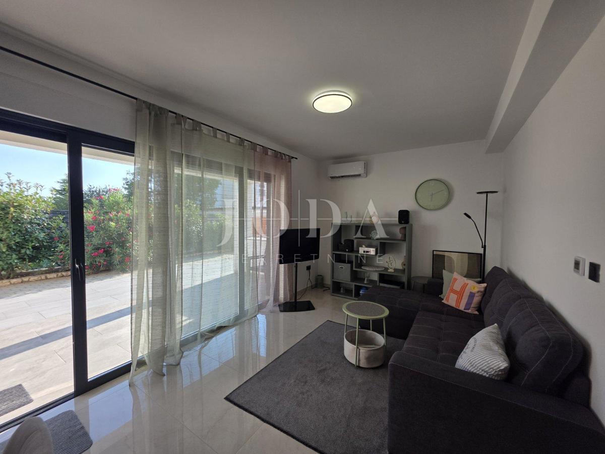 Novi Vinodolski, nuova costruzione, appartamento al piano terra con giardino