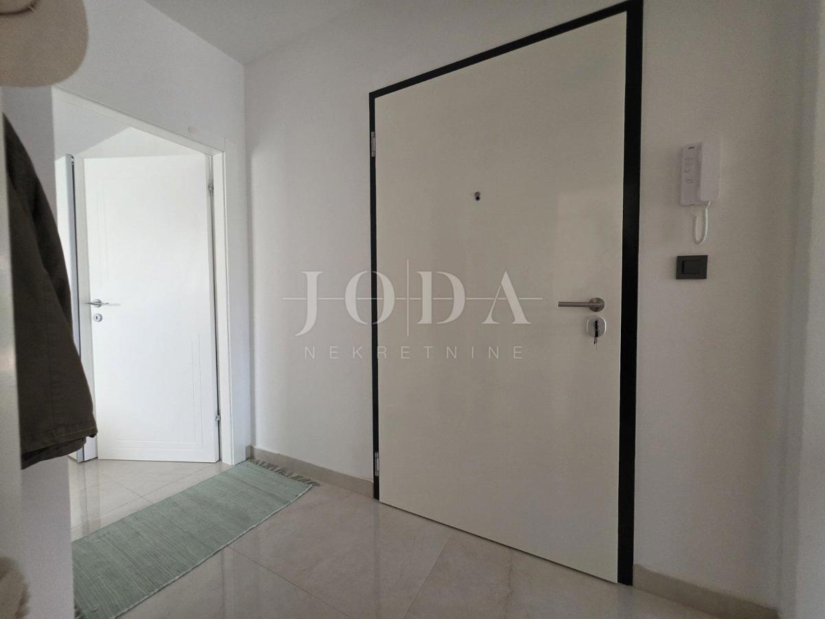 Novi Vinodolski, nuova costruzione, appartamento al piano terra con giardino