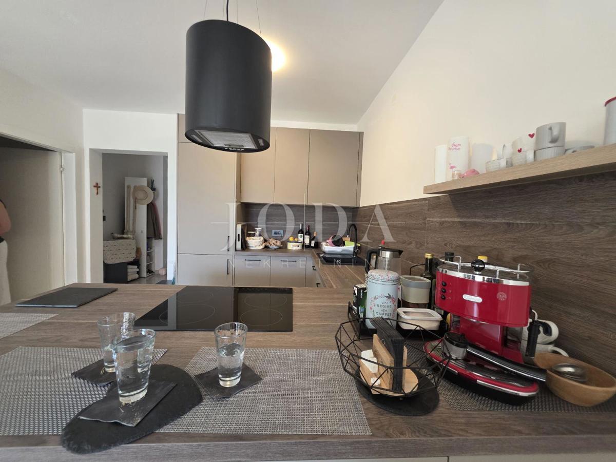 Novi Vinodolski, nuova costruzione, appartamento al piano terra con giardino