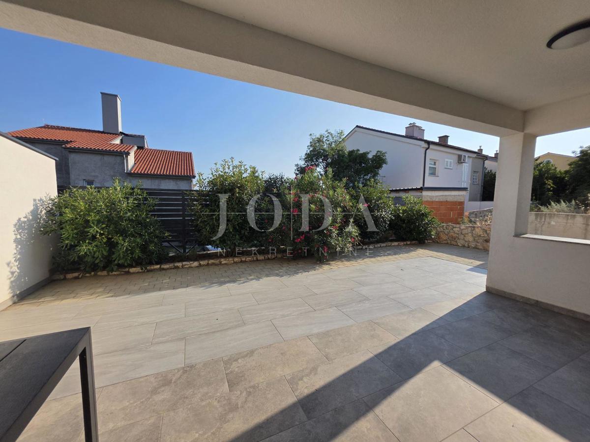 Novi Vinodolski, nuova costruzione, appartamento al piano terra con giardino