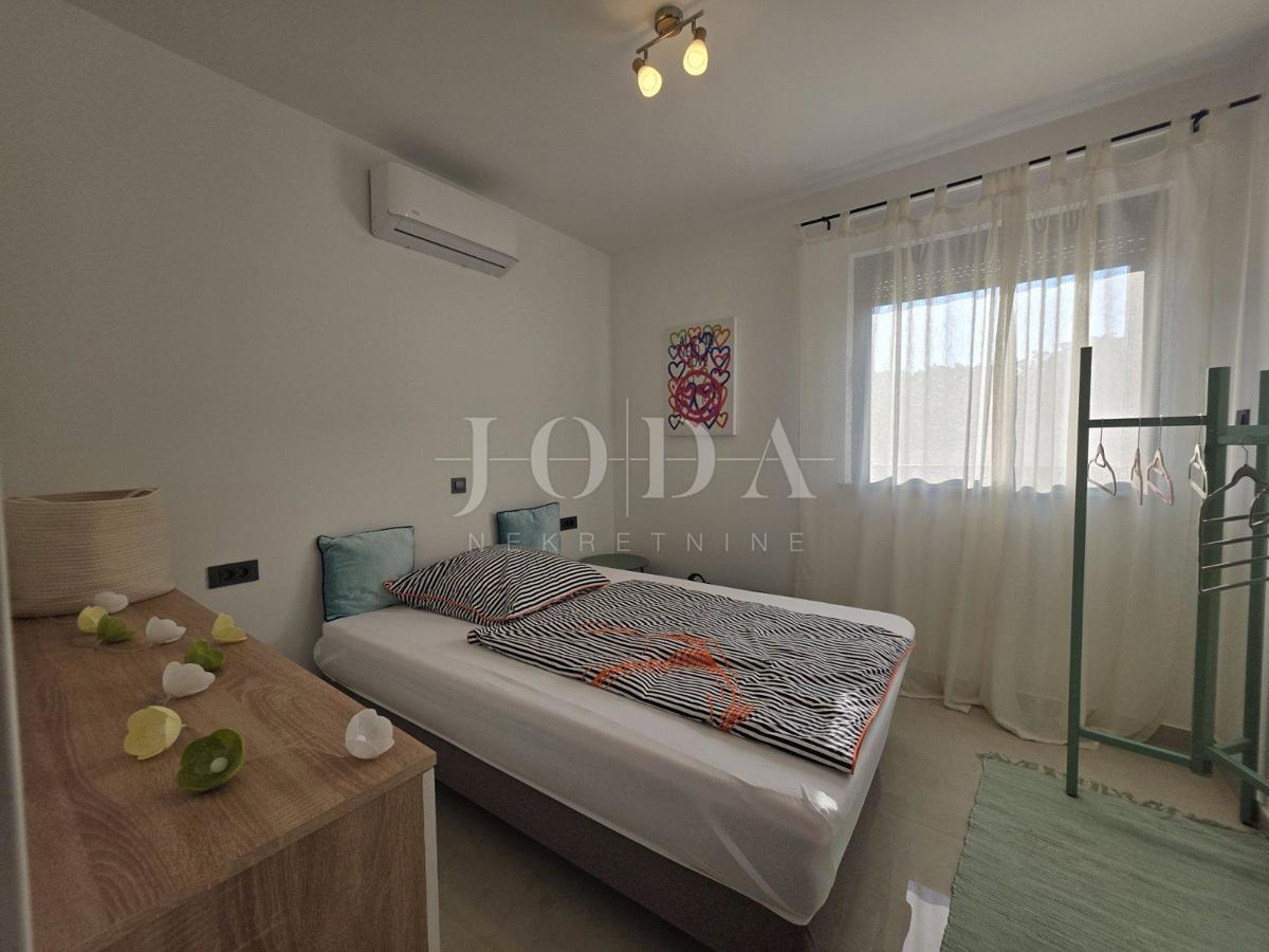 Novi Vinodolski, nuova costruzione, appartamento al piano terra con giardino