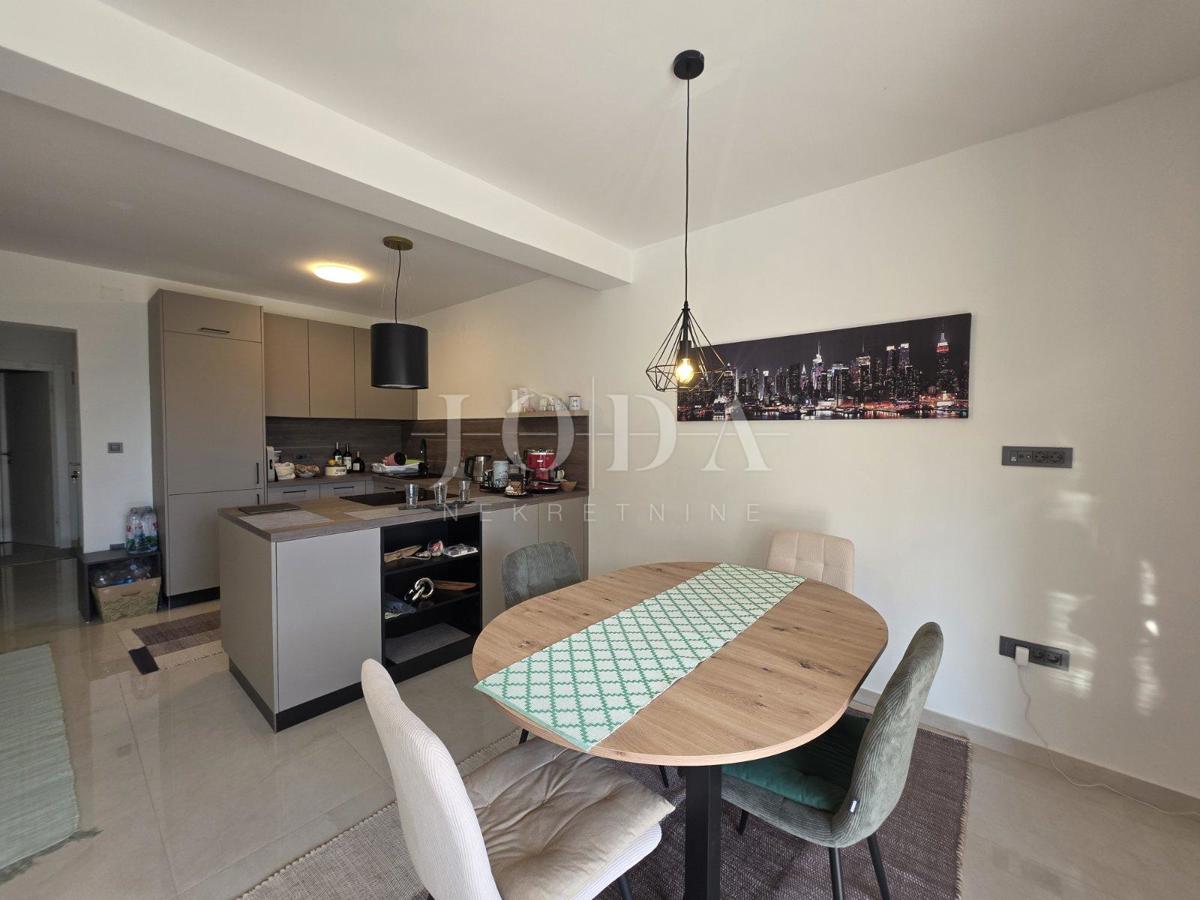 Novi Vinodolski, nuova costruzione, appartamento al piano terra con giardino