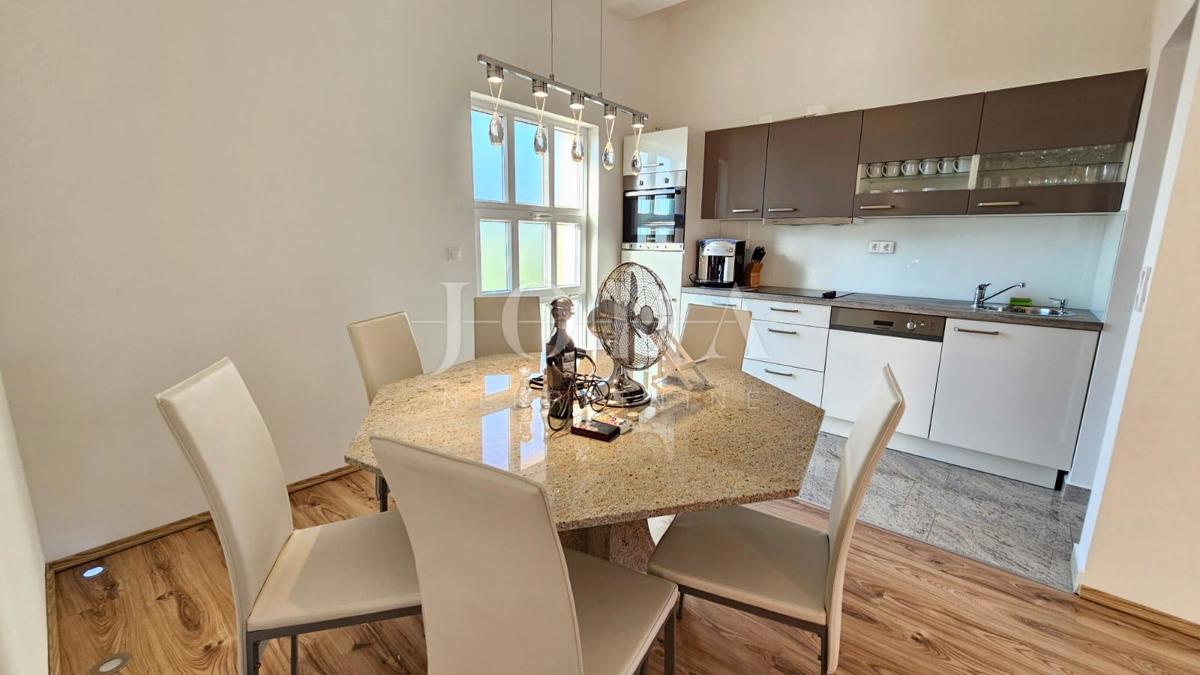 Appartamento con tre camere da letto a Jadranovo con vista mare