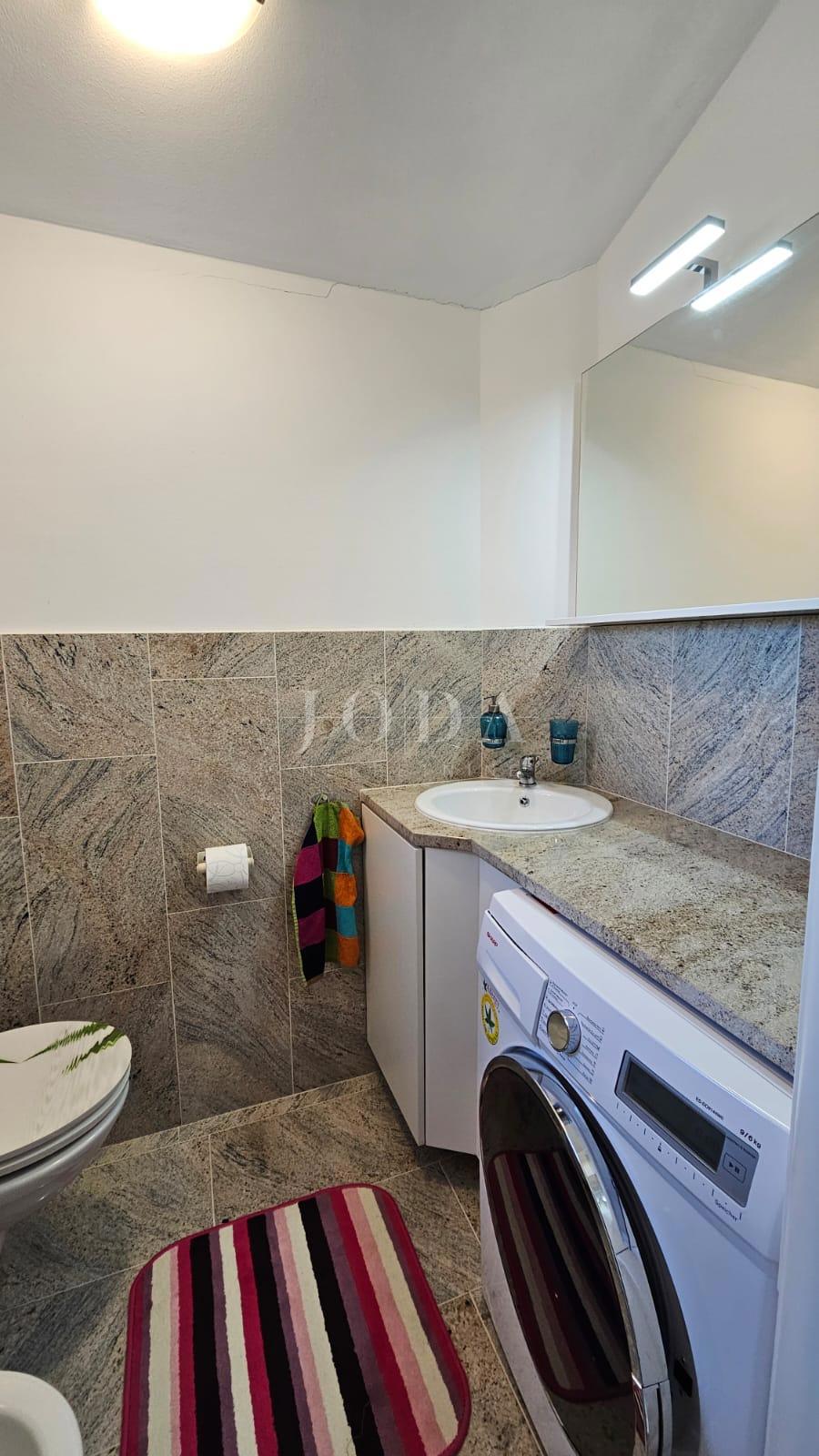 Appartamento con tre camere da letto a Jadranovo con vista mare