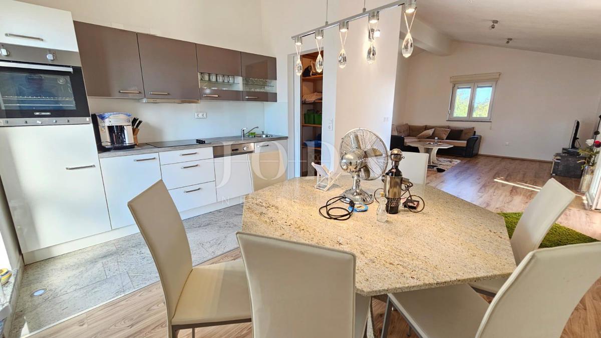 Appartamento con tre camere da letto a Jadranovo con vista mare