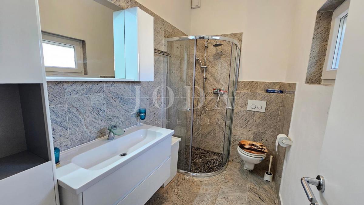 Appartamento con tre camere da letto a Jadranovo con vista mare