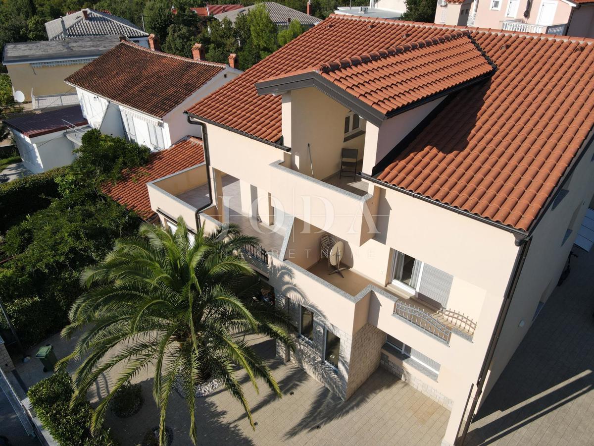 Appartamento con tre camere da letto a Jadranovo con vista mare