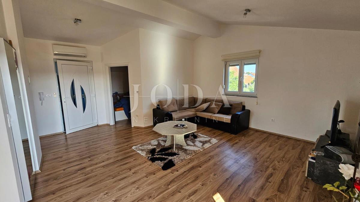 Appartamento con tre camere da letto a Jadranovo con vista mare