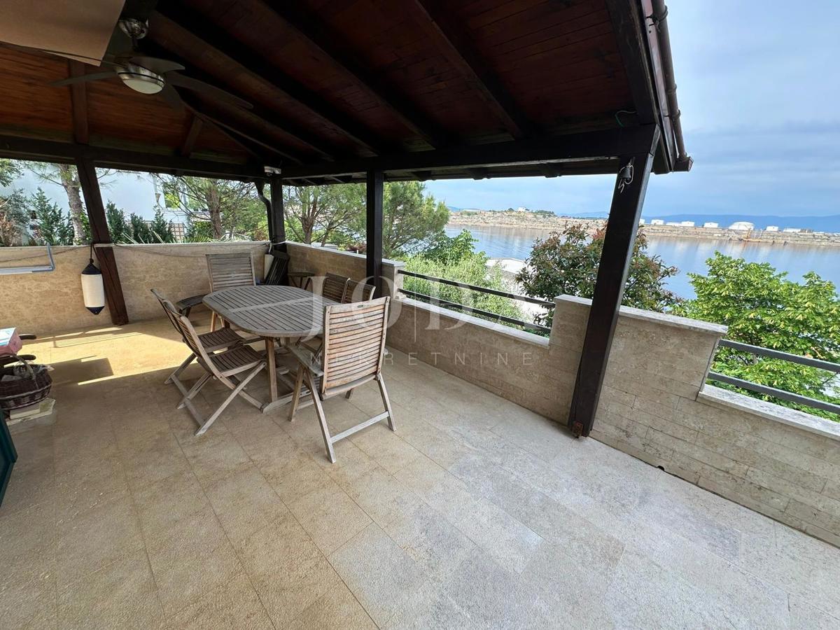 Omišalj, villa vicino al mare