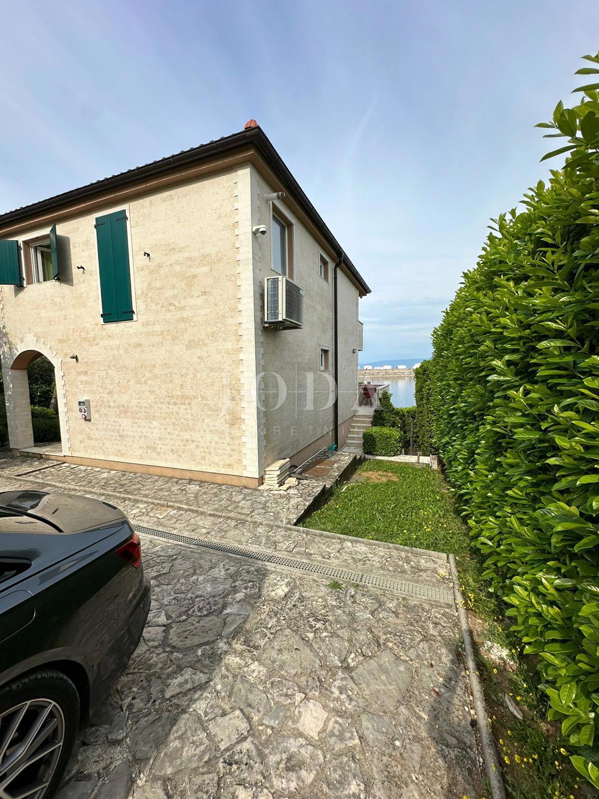 Omišalj, villa vicino al mare