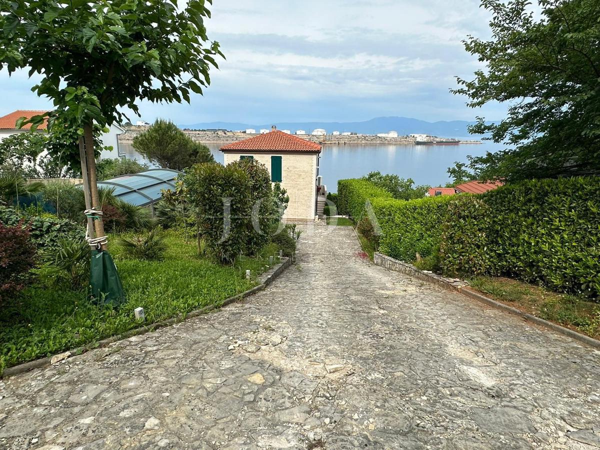 Omišalj, villa vicino al mare