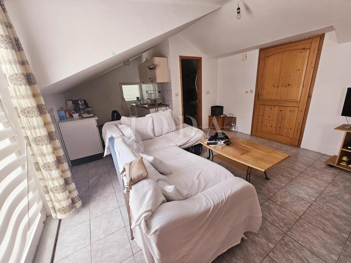 Casa con tre appartamenti, vista mare - Malinska