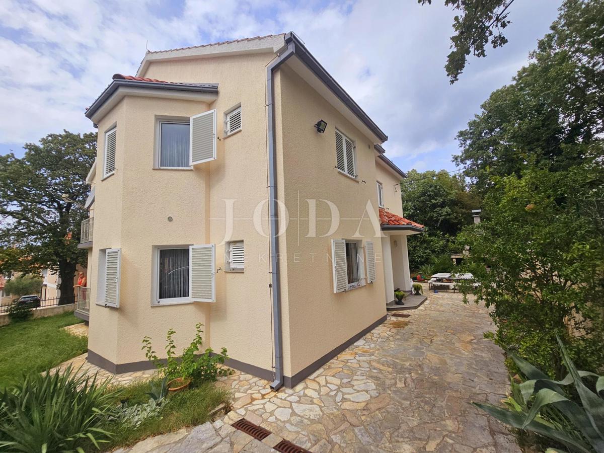 Casa con tre appartamenti, vista mare - Malinska