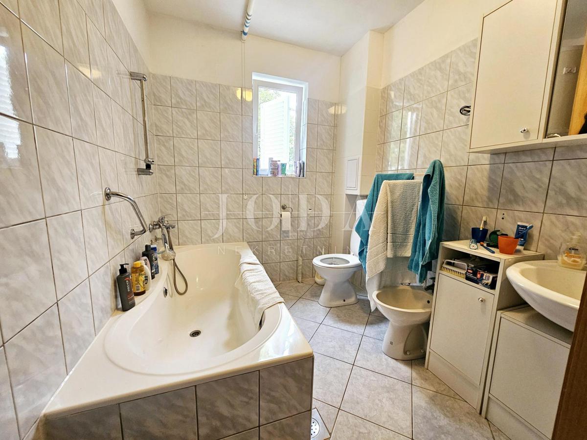 Casa con tre appartamenti, vista mare - Malinska