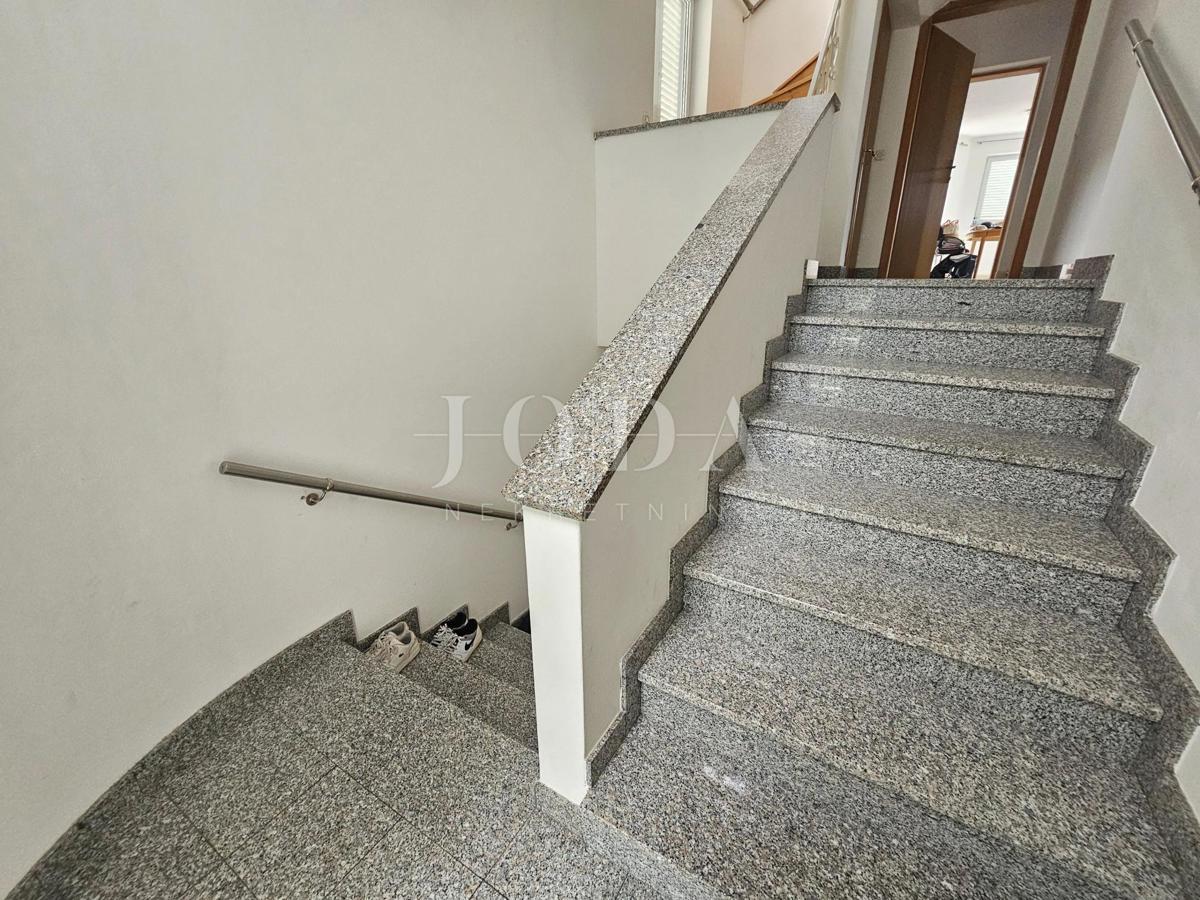 Casa con tre appartamenti, vista mare - Malinska