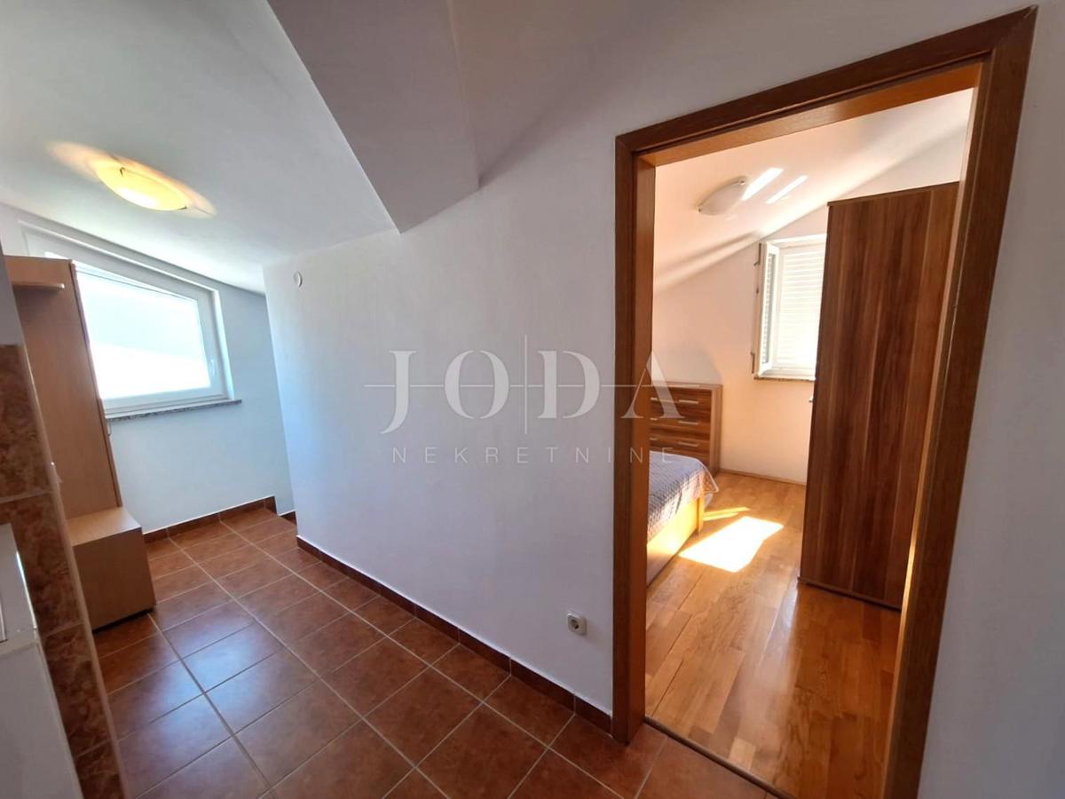 Due appartamenti a Malinska, con giardino, arredati!