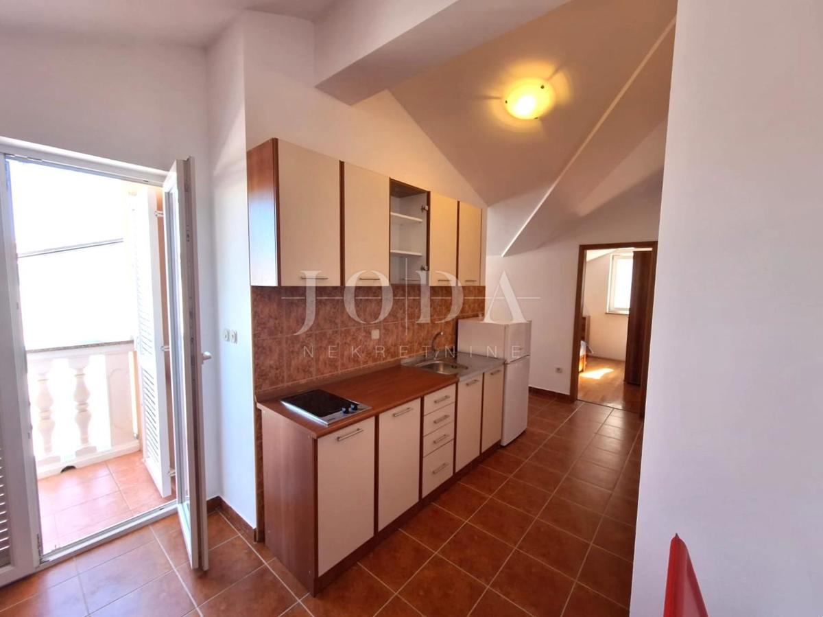 Due appartamenti a Malinska, con giardino, arredati!