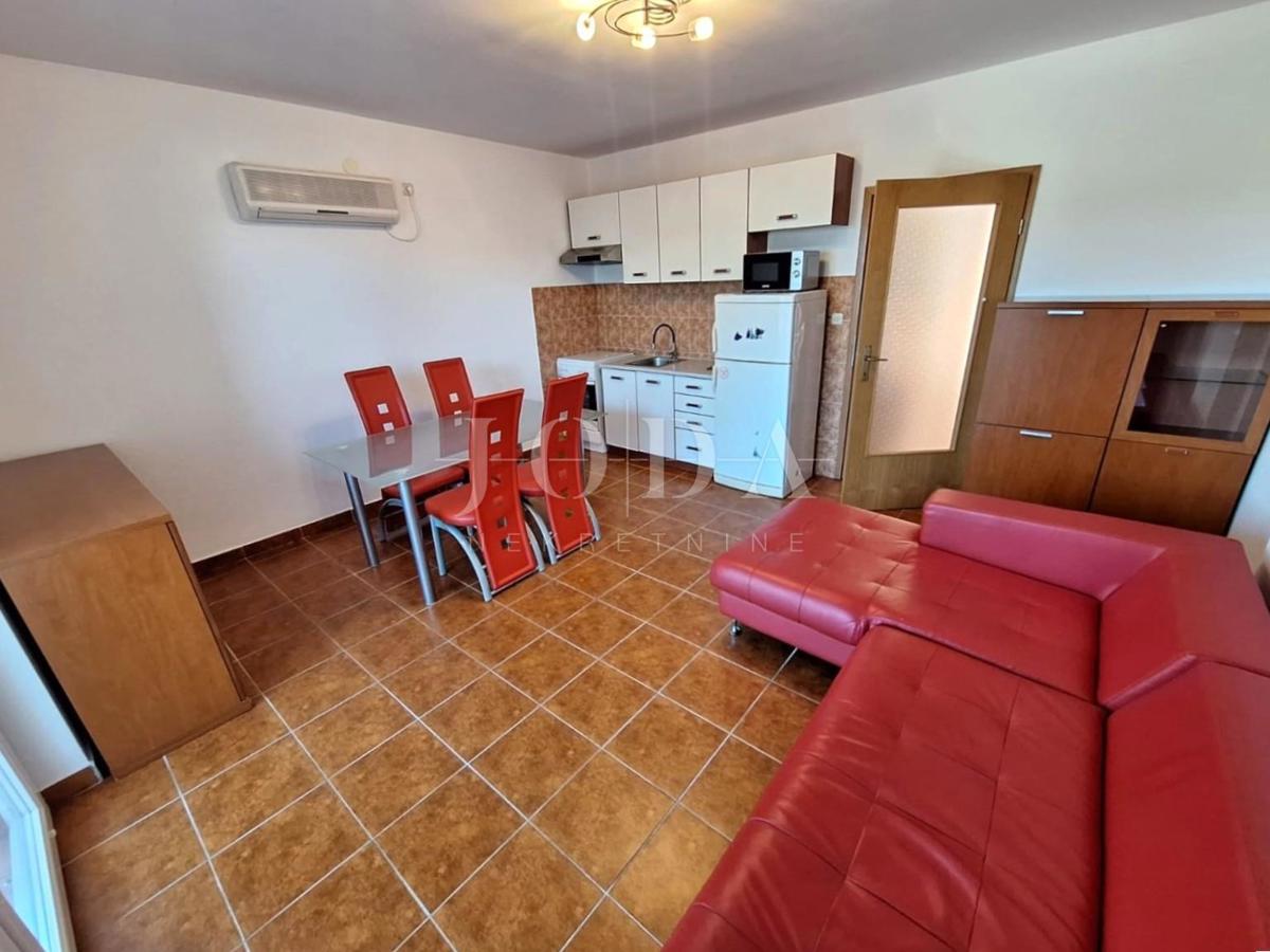 Due appartamenti a Malinska, con giardino, arredati!