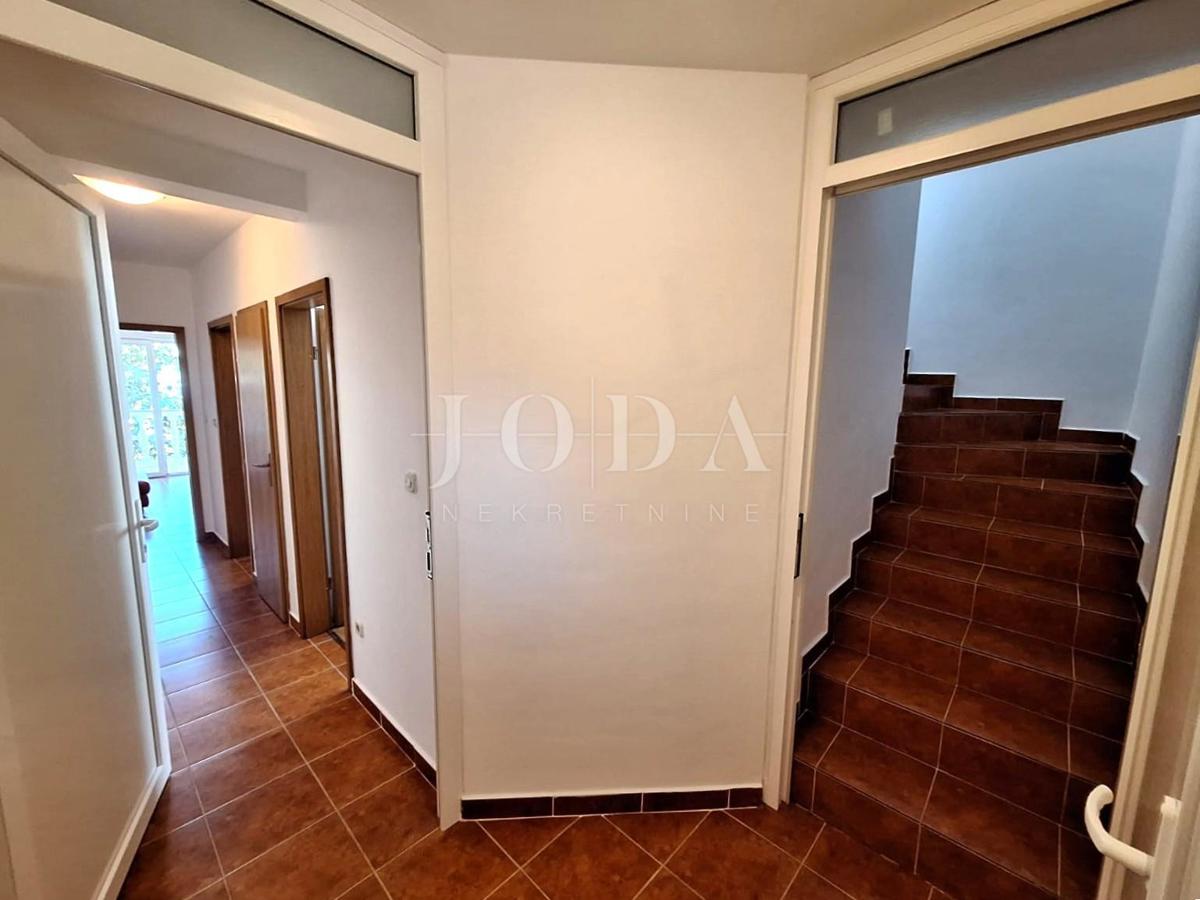 Due appartamenti a Malinska, con giardino, arredati!