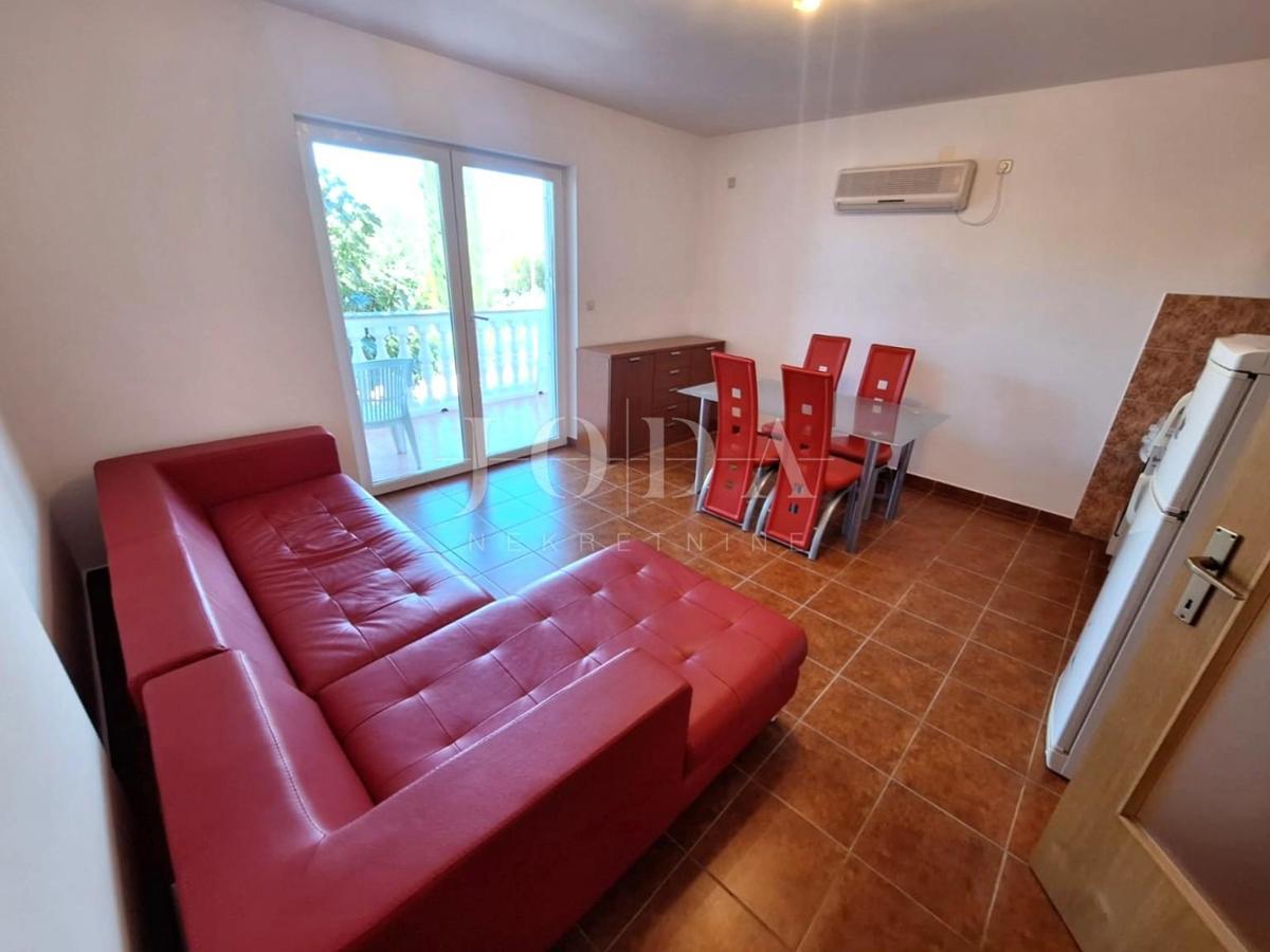 Due appartamenti a Malinska, con giardino, arredati!