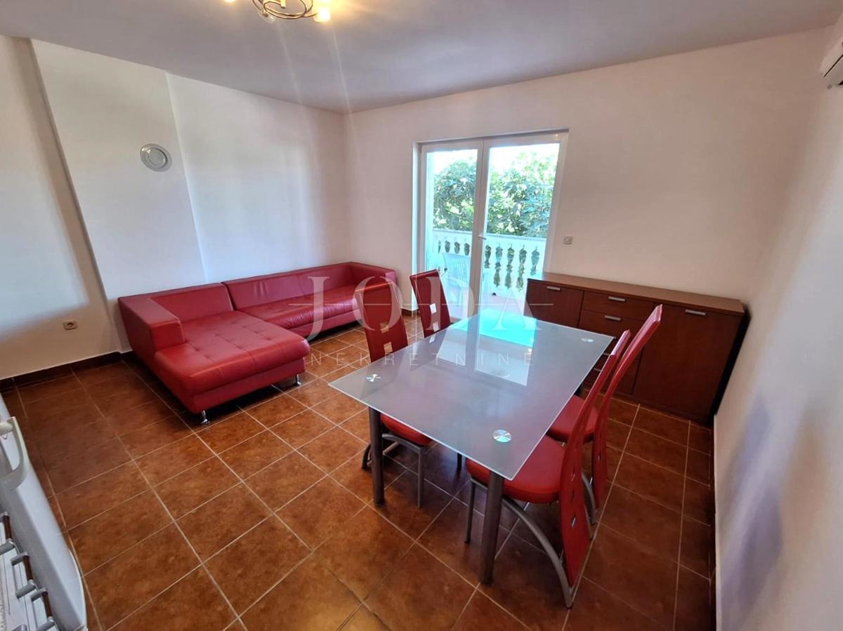 Due appartamenti a Malinska, con giardino, arredati!