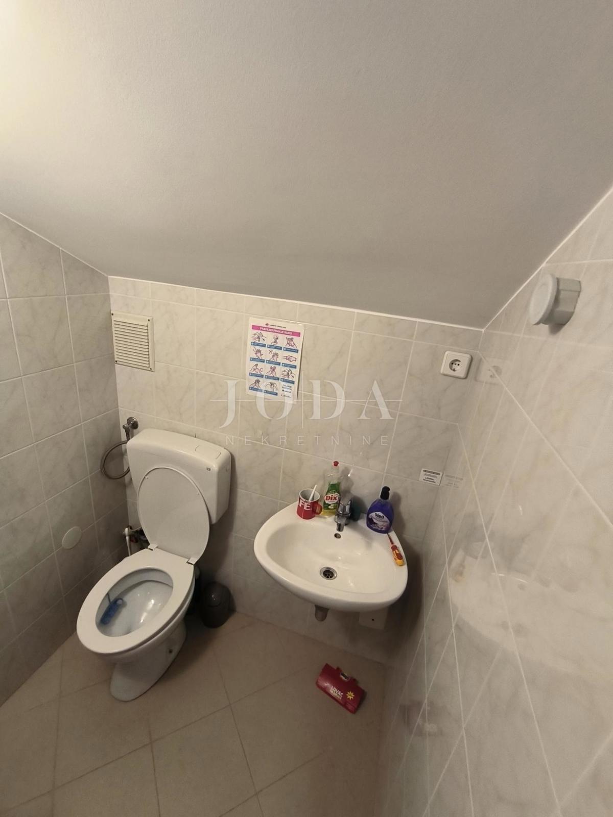 Locali commerciali in posizione privilegiata a Novi Vinodolski