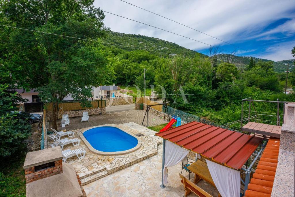 Casa con piscina e terrazza panoramica a Bribir – Ideale per affitti turistici | Quarnero