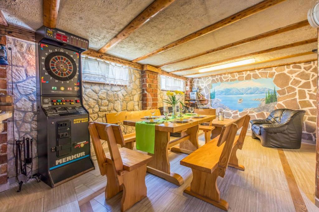 Casa con piscina e terrazza panoramica a Bribir – Ideale per affitti turistici | Quarnero