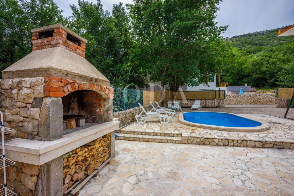 Casa con piscina e terrazza panoramica a Bribir – Ideale per affitti turistici | Quarnero