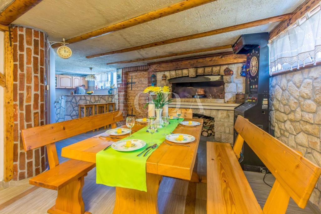 Casa con piscina e terrazza panoramica a Bribir – Ideale per affitti turistici | Quarnero