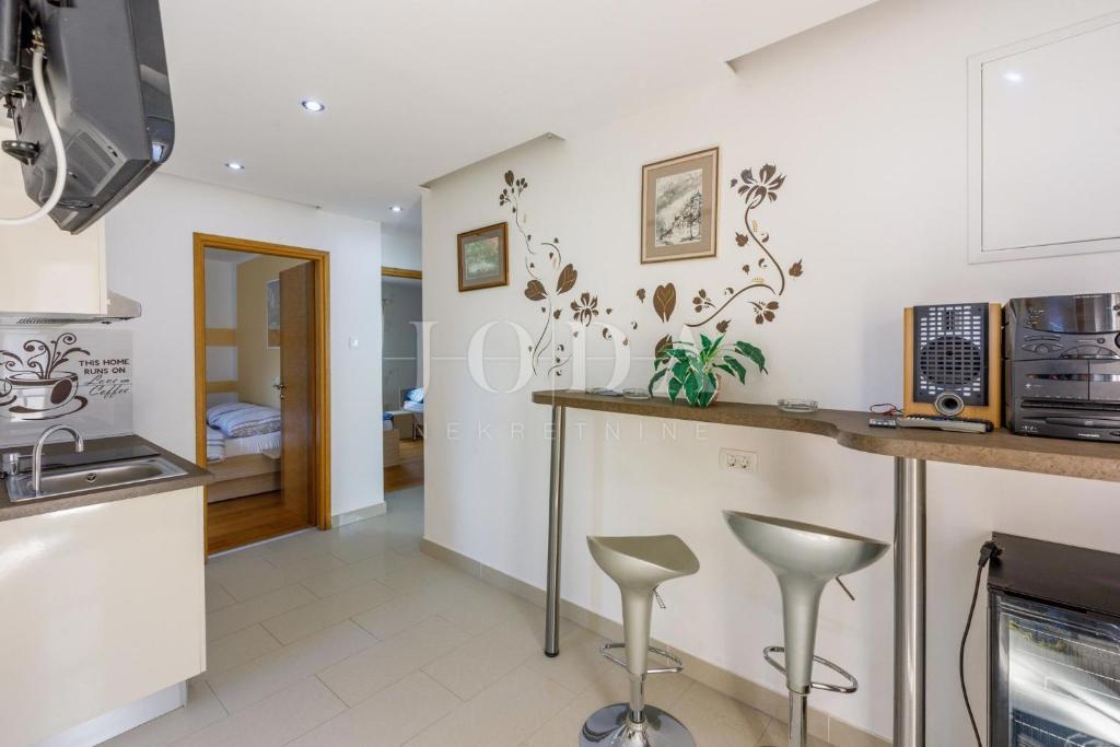 Casa con piscina e terrazza panoramica a Bribir – Ideale per affitti turistici | Quarnero