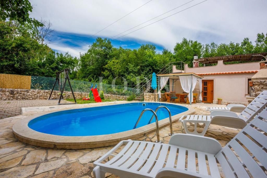 Casa con piscina e terrazza panoramica a Bribir – Ideale per affitti turistici | Quarnero