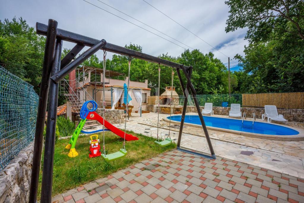 Casa con piscina e terrazza panoramica a Bribir – Ideale per affitti turistici | Quarnero
