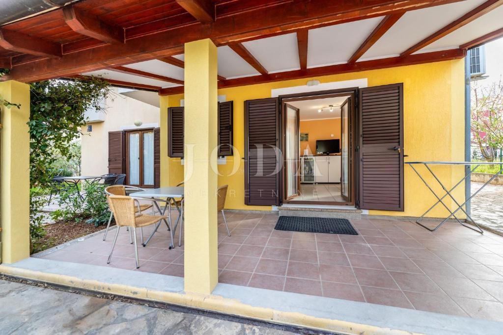 Ampio appartamento al piano terra con giardino curato