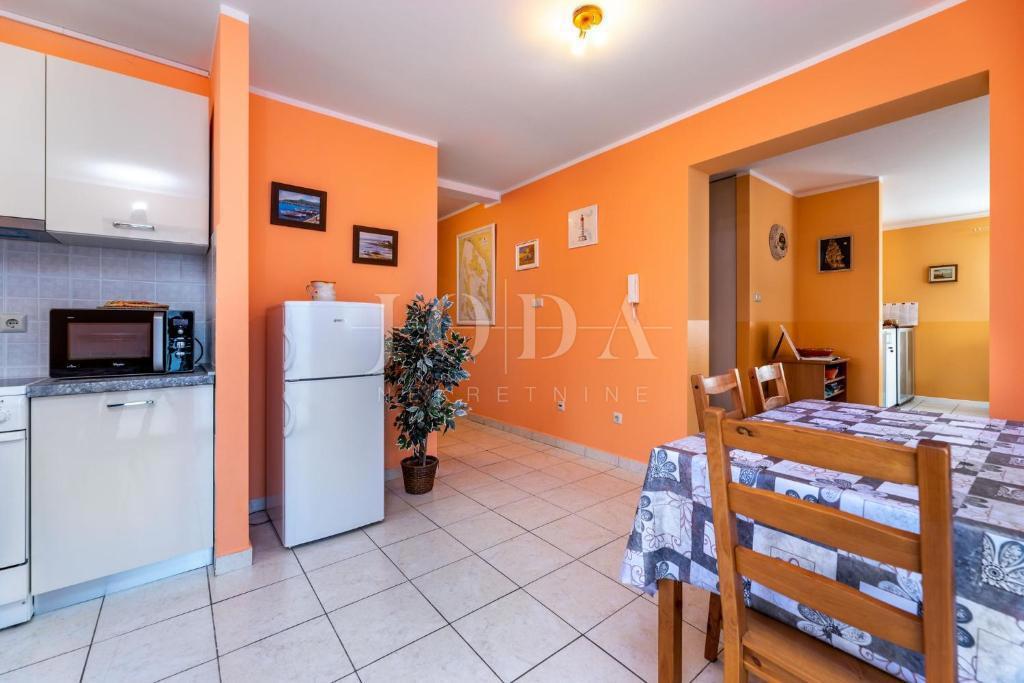 Ampio appartamento al piano terra con giardino curato