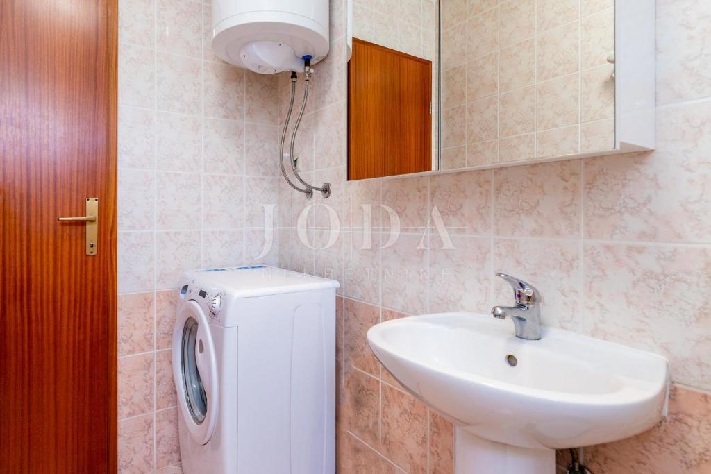 Ampio appartamento al piano terra con giardino curato