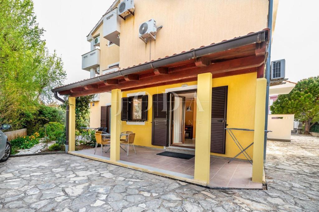 Ampio appartamento al piano terra con giardino curato