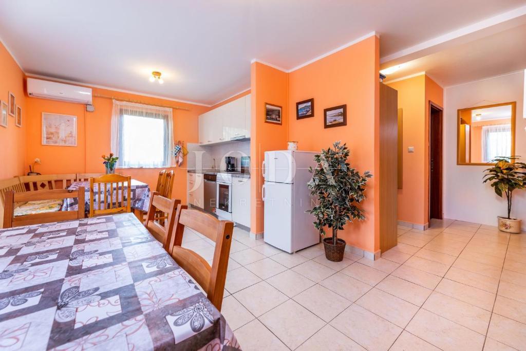 Ampio appartamento al piano terra con giardino curato